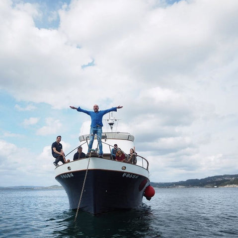 Barco por la ría gallega