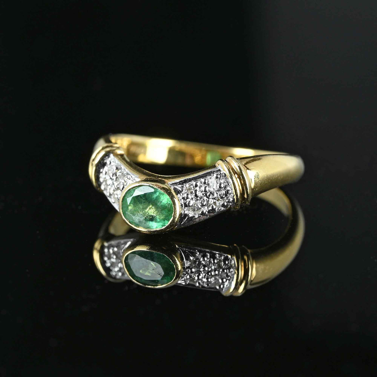 Diamond Emerald Chevron Band Ring in 18K Gold – Boylerpf