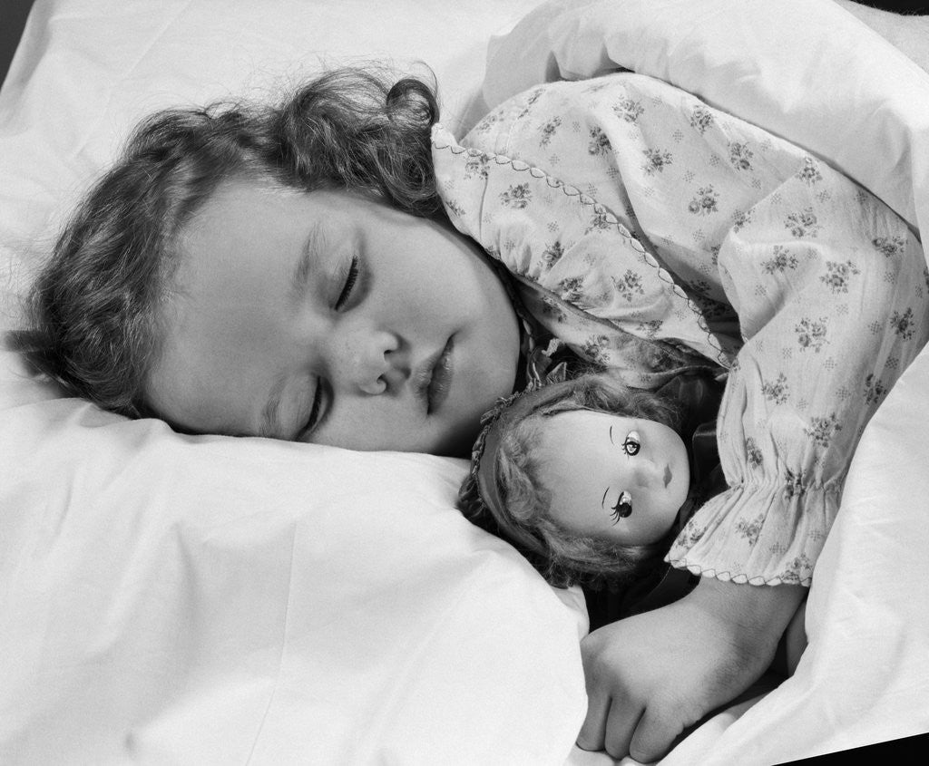 Vintage sleeping. Близнецы a little Sleep. Sleeper hold girl.