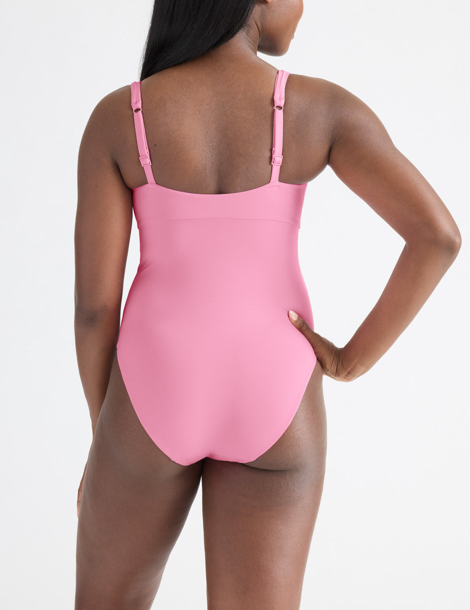 Tamiah is a 34D, has 38.5" hips and wears a Knix size M