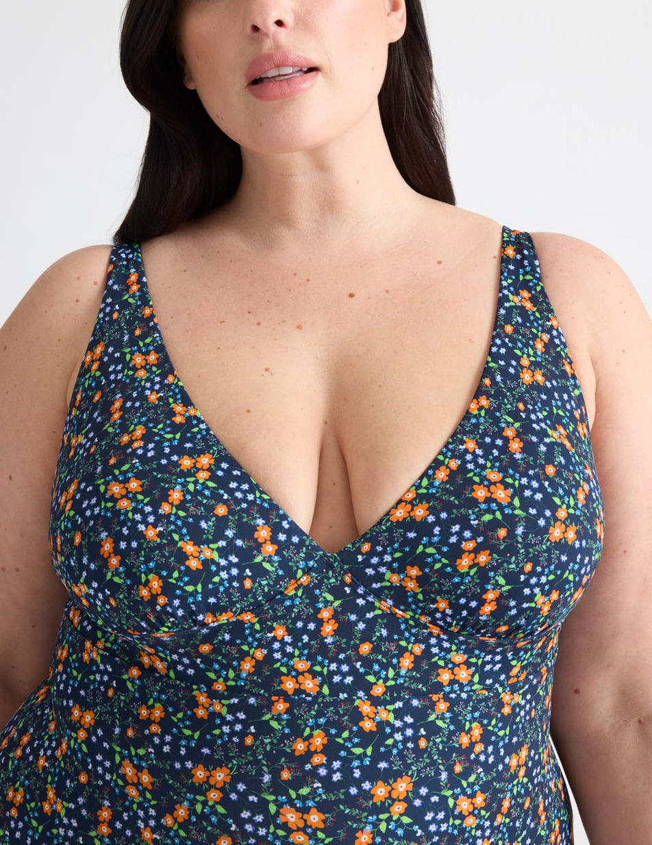 Gabrielle is a 38E, has 48" hips and wears a Knix size XL