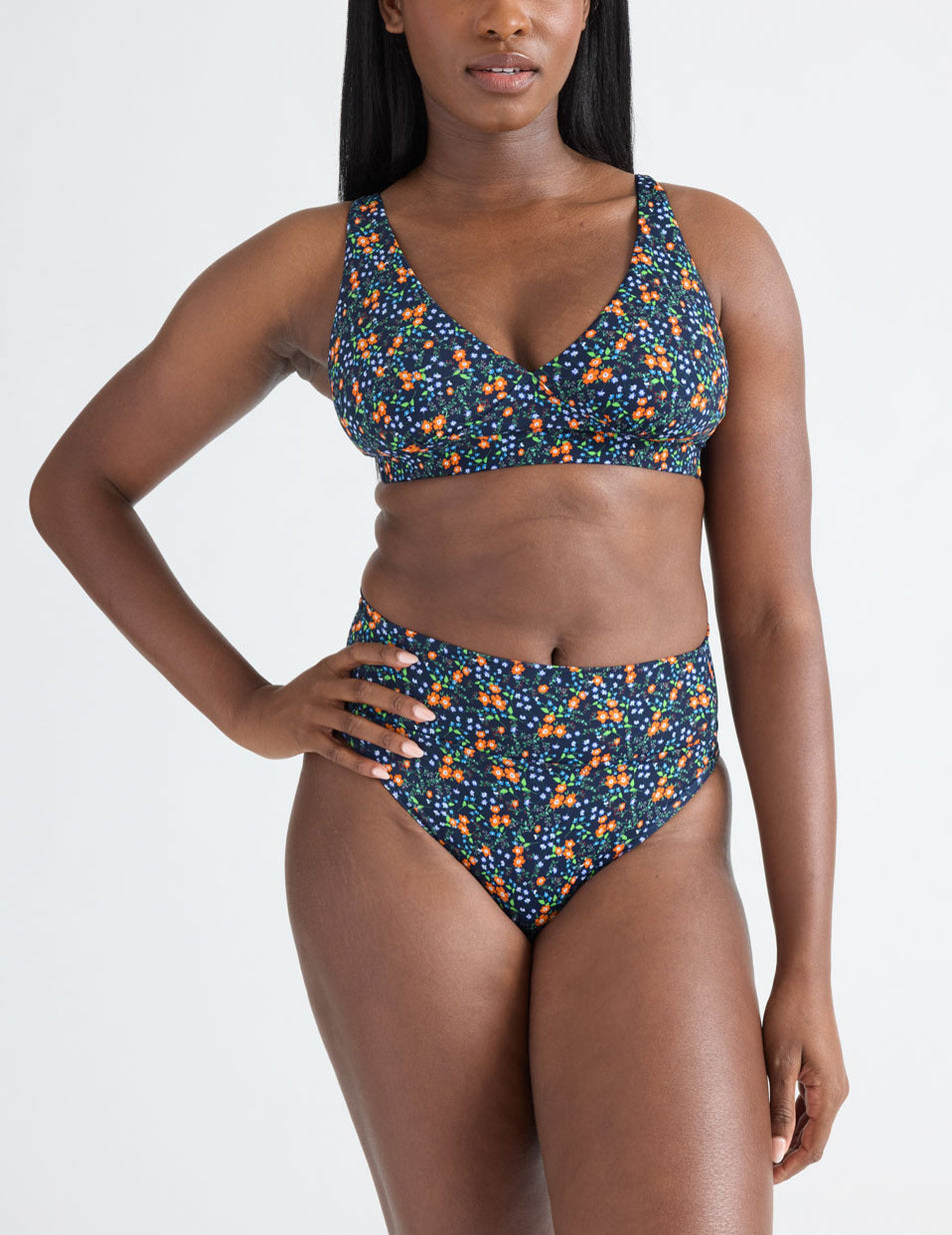 Tamiah has 38.5" hips and wears a Knix size M