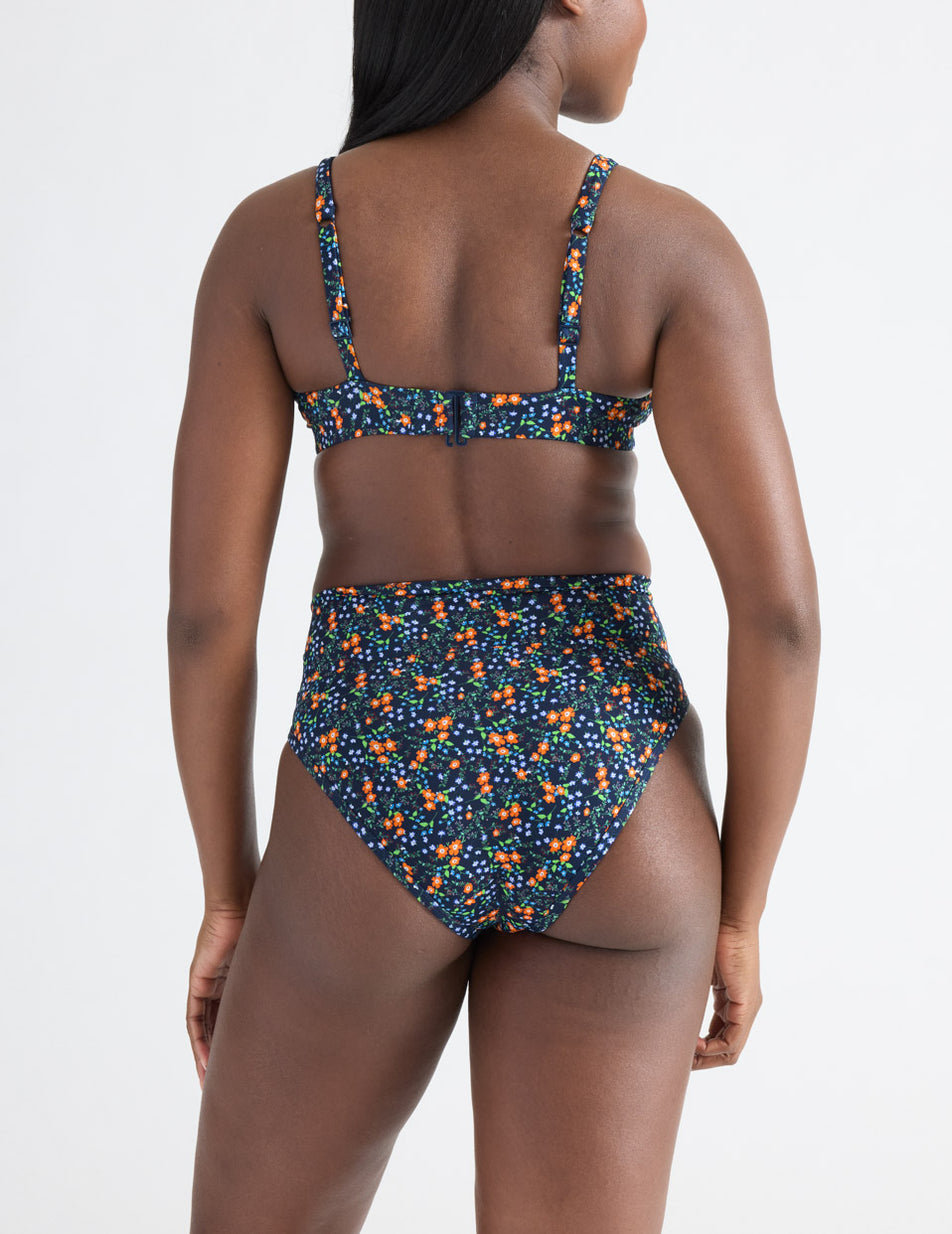Tamiah has 38.5" hips and wears a Knix size M
