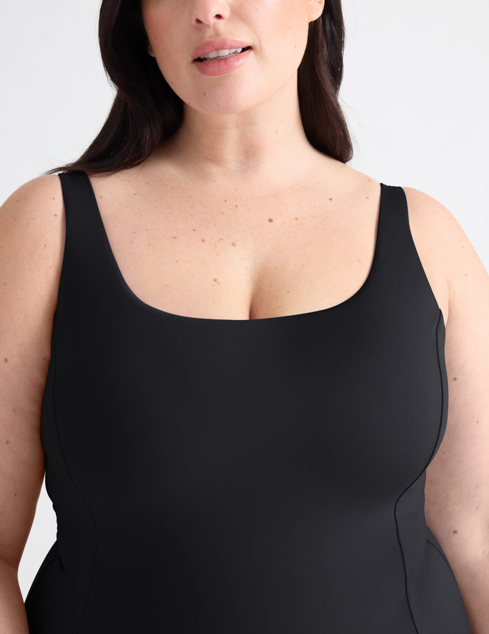 Gabrielle is a 38E, has 48" hips and wears a Knix size XL