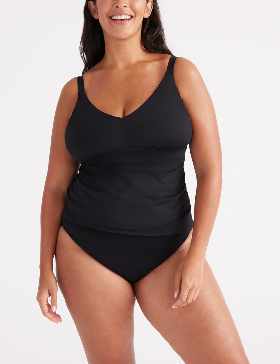 Jessie is a 38G, has 48" hips and wears a Knix size XL+ top and size XXL bottoms