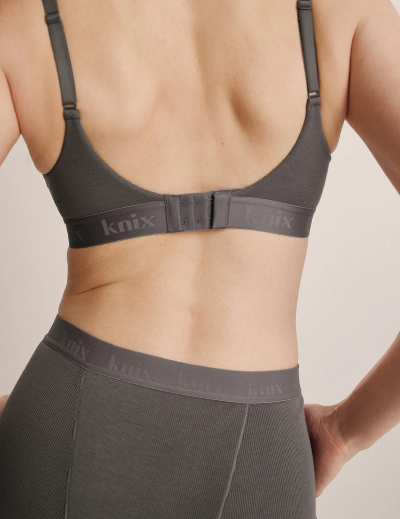 Esther has 38" hips and wears a Knix size M