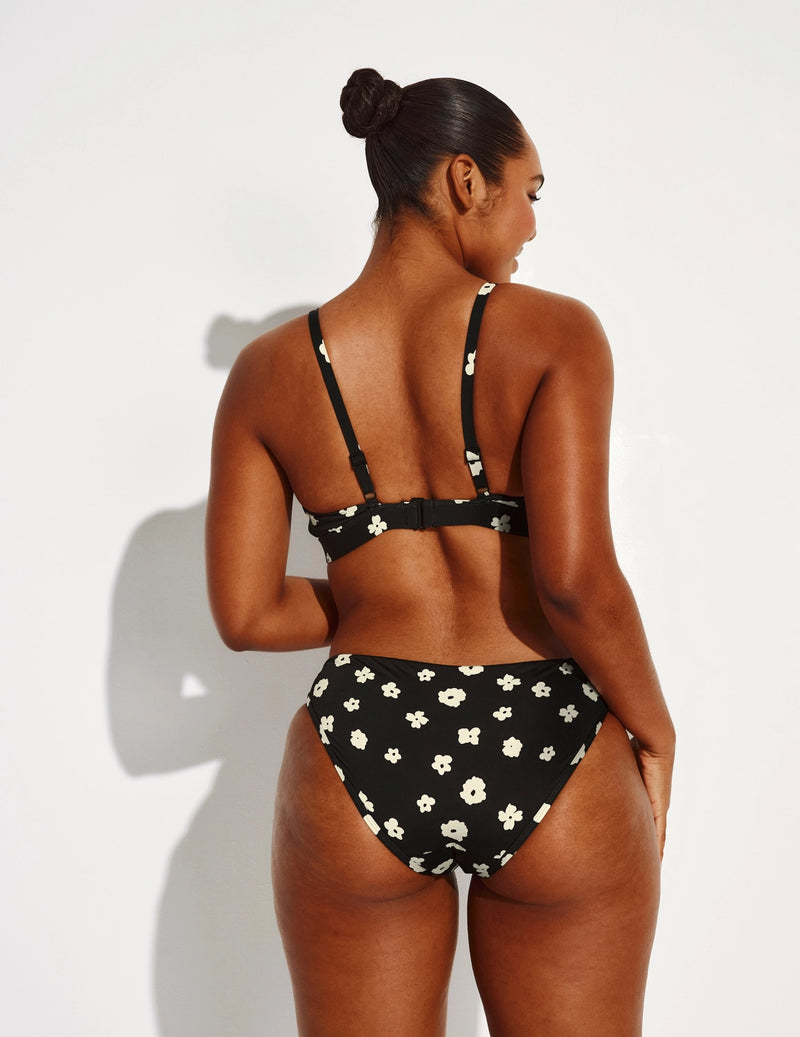 Amber is a 36C and wears a Knix size L