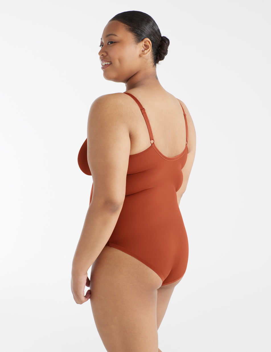 Analysa is a 40D and has 46.5" hips and wears a size XL 