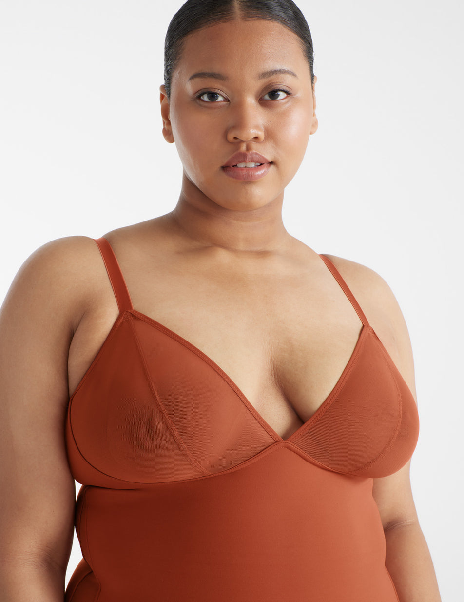 Analysa is a 40D and has 46.5" hips and wears a size XL 