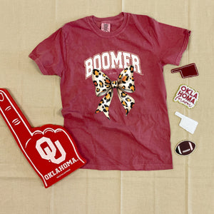 UNIV. OF OK 2025: Boomer Leopard Bow (COMFORT COLORS SHORTSLEEVE) - Calamity Jane's Apparel Wholesale