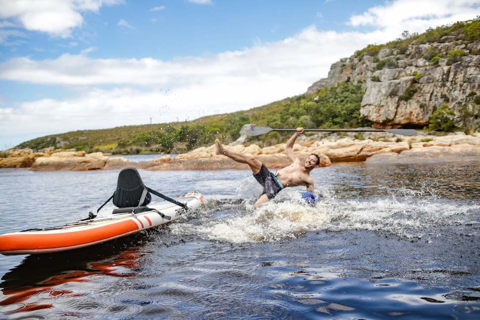 Homem a cair da prancha de paddleboard Thurso Surf Waterwalker