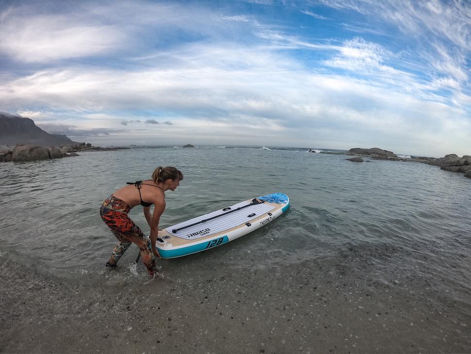 Tranquility yoga SUP marche avec la planche à pagaie dans l'eau