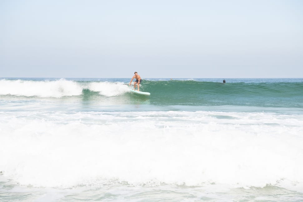 Homme sur Thurso Surf Waterwalker SUP polyvalent surfant une vague