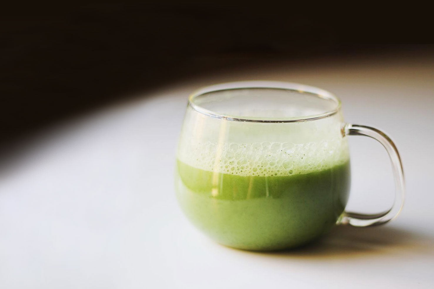 Как приготовить зеленый чай. Зеленый чай со сливками. Холодный зелёный чай со сливками. Зеленый чай со сливками в высоком стакане. Зеленый чай со сливками и белыми гренками.