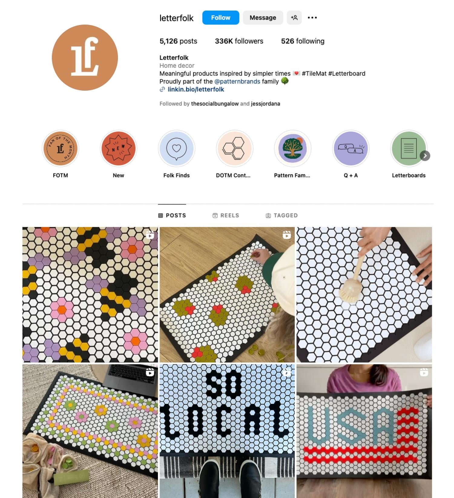โปรไฟล์ Instagram ของ Letterfolk แสดงโพสต์ฟีดล่าสุดและ Story Highlights ที่จัดเก็บไว้