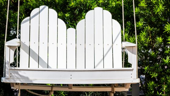 5 Benefits of Choosing a Plastic Porch Swing for Your Patio