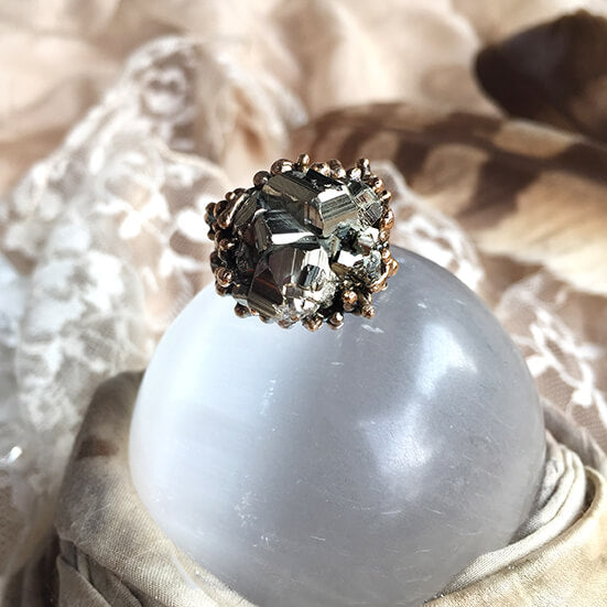 Pyrite healing ring to overcome procrastination and get an energy boost