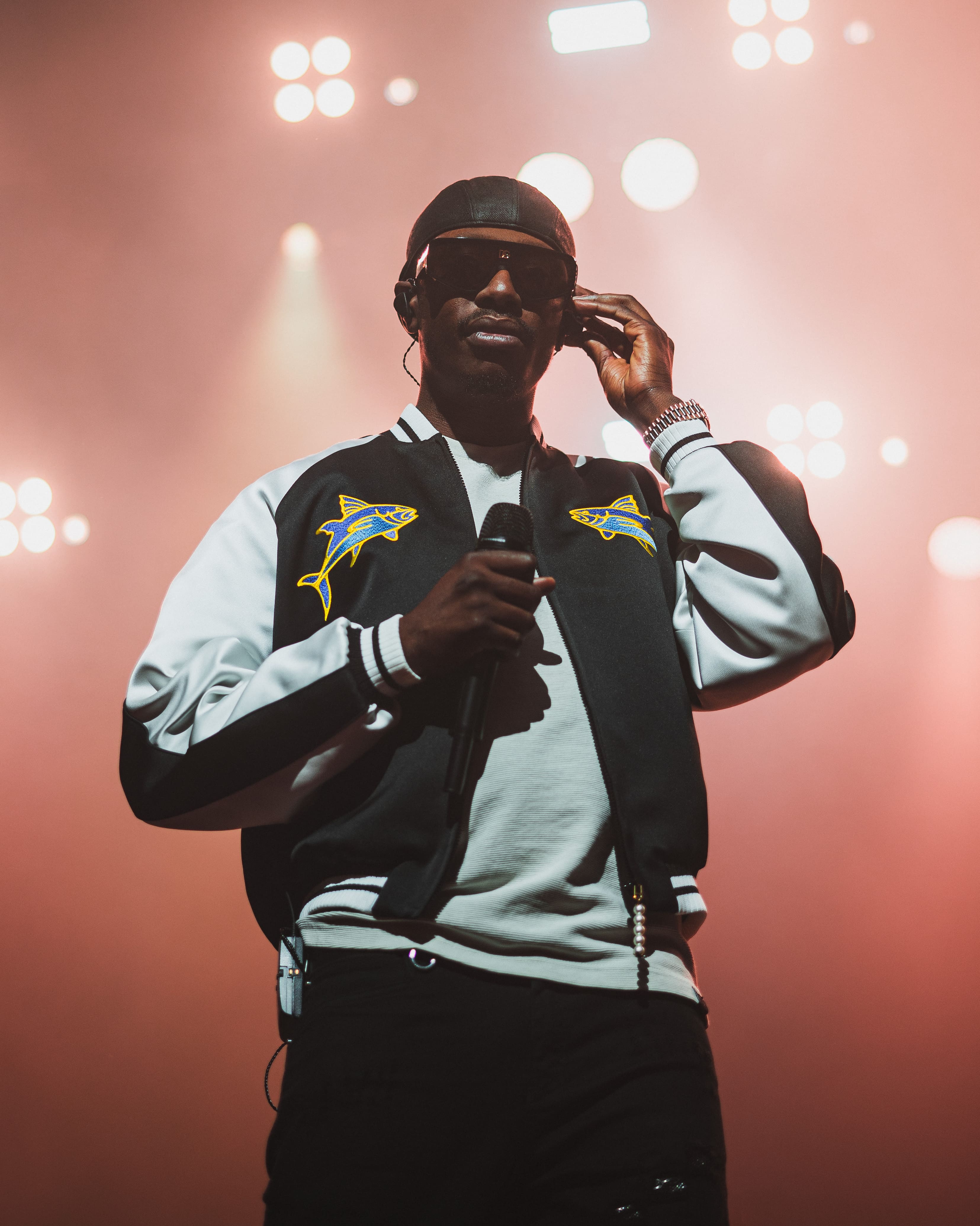 Photographie du rappeur Werenoi sur scène