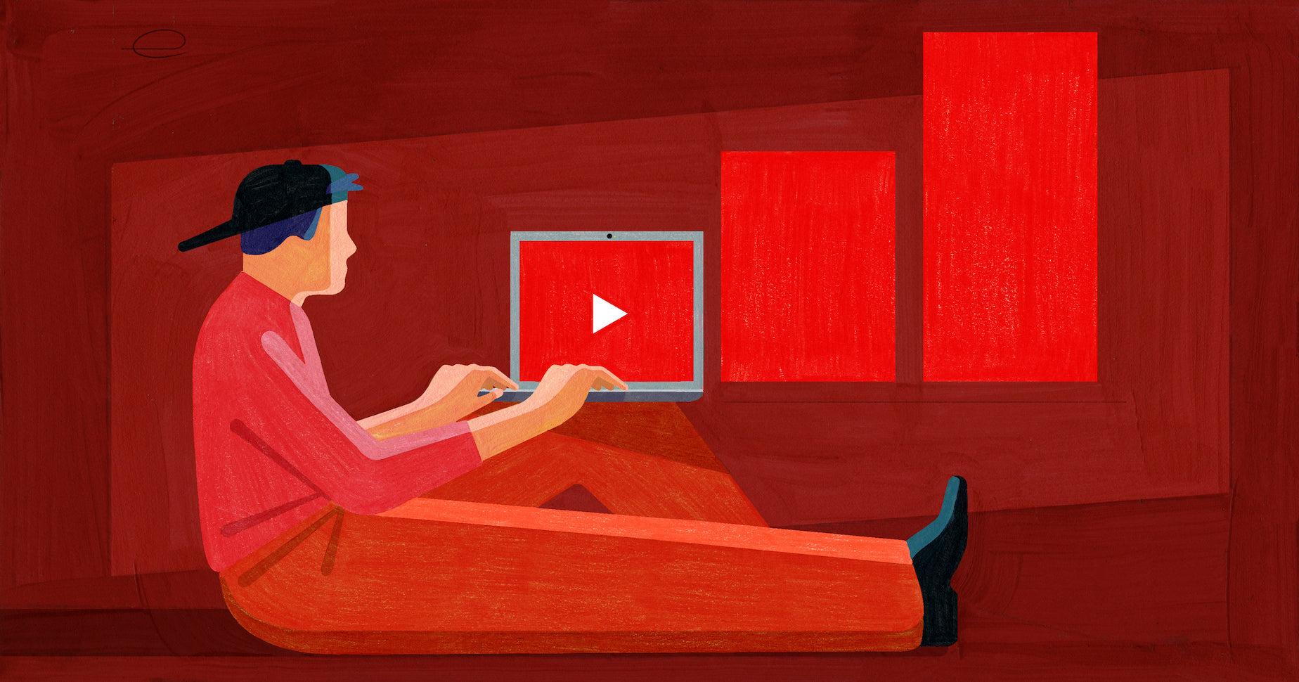 En kille med hatt vid datorn som startar en YouTube-kanal