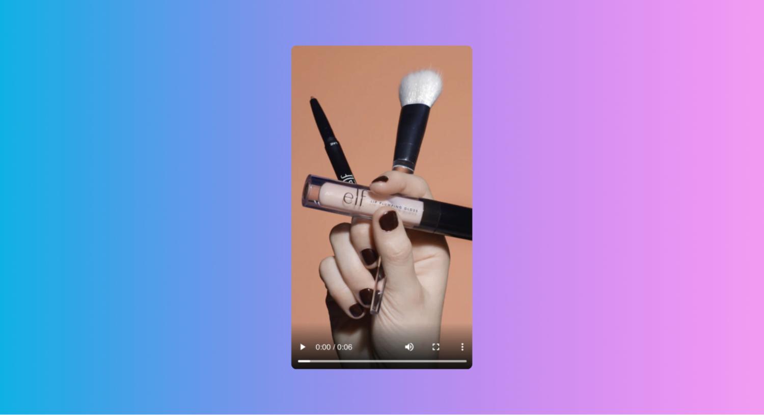 Ett Snapchat-video som visar tre sminkprodukter från e.l.f. mot en ljusrosa bakgrund.