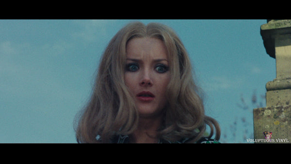 Barbara Bouchet freaked out in The Red Queen Kills Seven Times