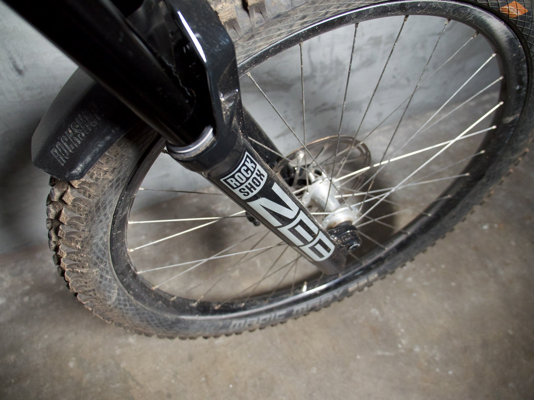 With 38mm stanchions, the Zeb has quickly established itself as a go-to option for long travel enduro bikes.