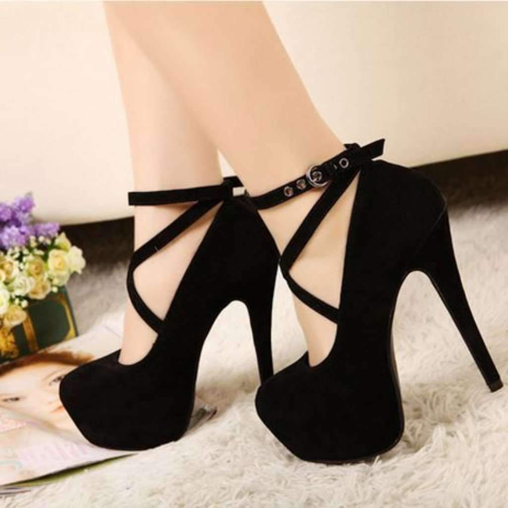 Красивые чёрные туфли на каблуке