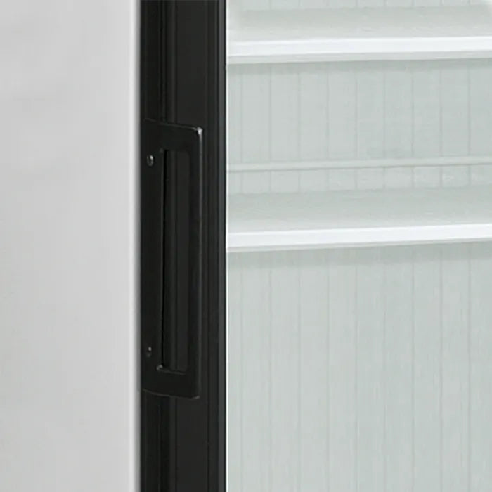 Närbild på dörrhandtag och hyllor i Tefcold SCU1280 Displaykyl med glasdörr.