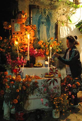 Traditional Mexican Day of The Dead Offrenda. Picture Courtesy of MexicanSugarSkull.com