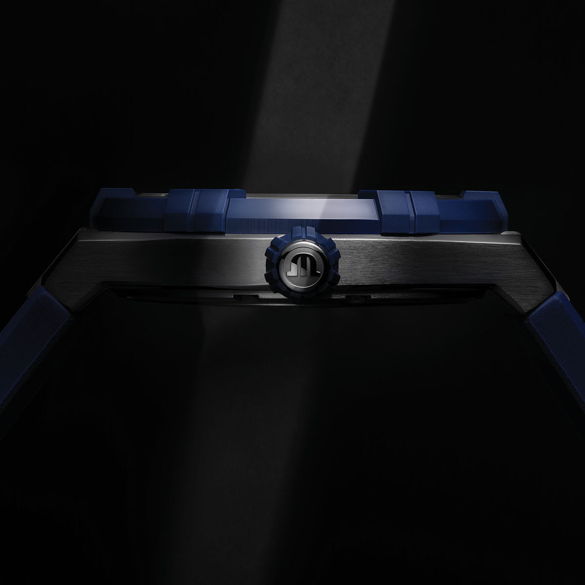 Zijaanzicht van de maurice lacroix aikonic met zijn keramische kroon