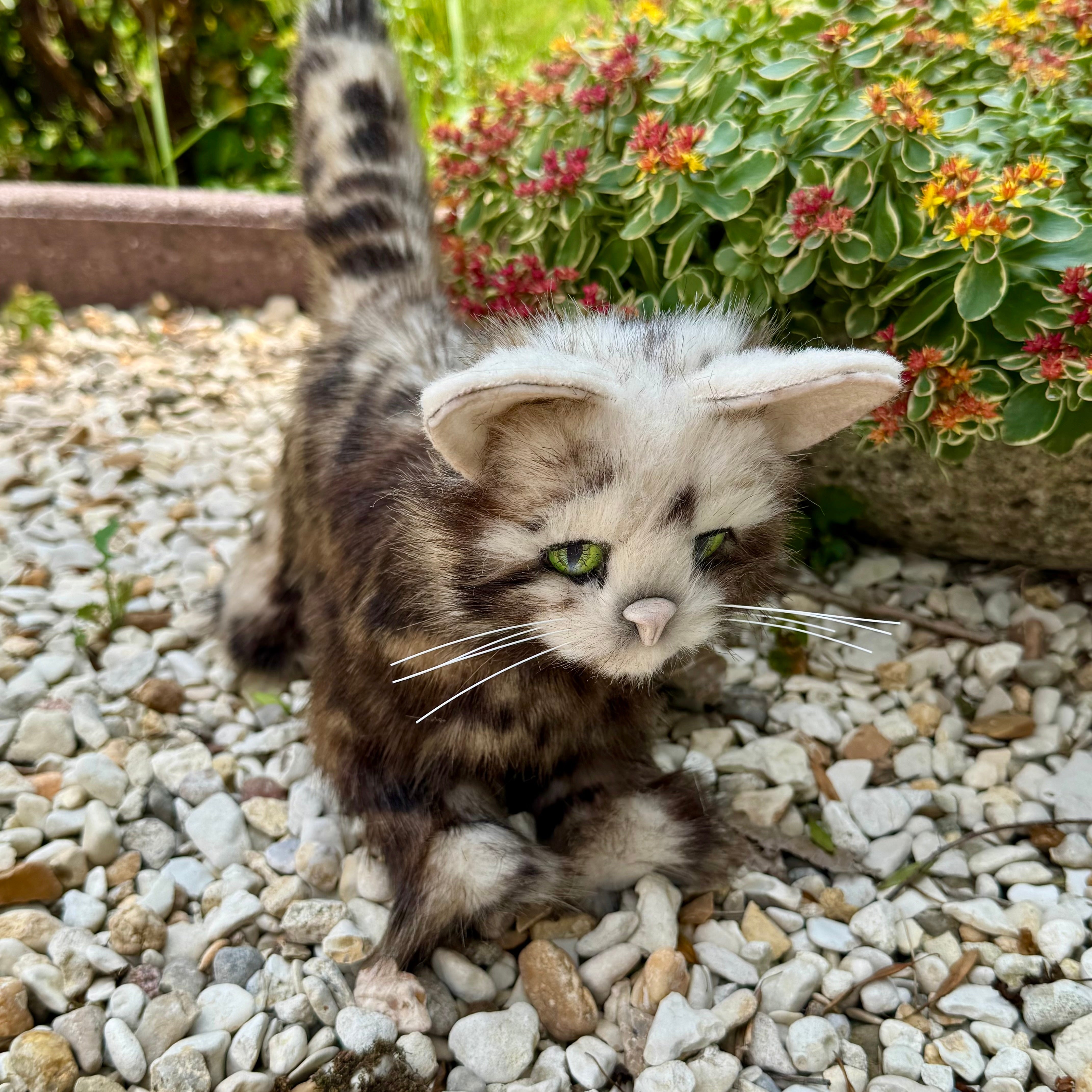 chat en peluche réaliste debout, nommé Topaze, avec fourrure léopard et yeux verts, création artisanale unique