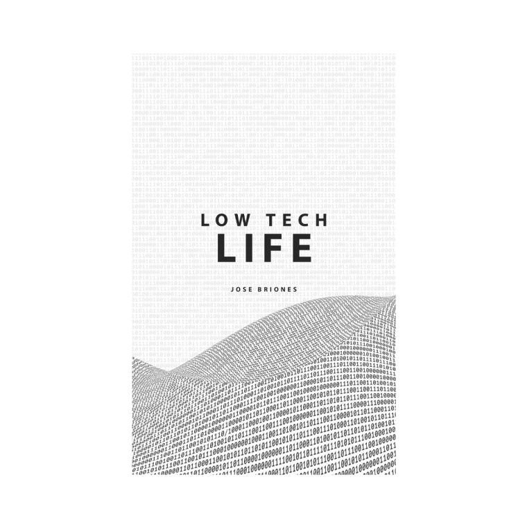 Copertina del libro "Low Tech Life" di Jose Briones. Sfondo bianco ricoperto di codice binario grigio. In basso un'onda formata da stringhe di 0 e 1. Titolo in nero al centro.