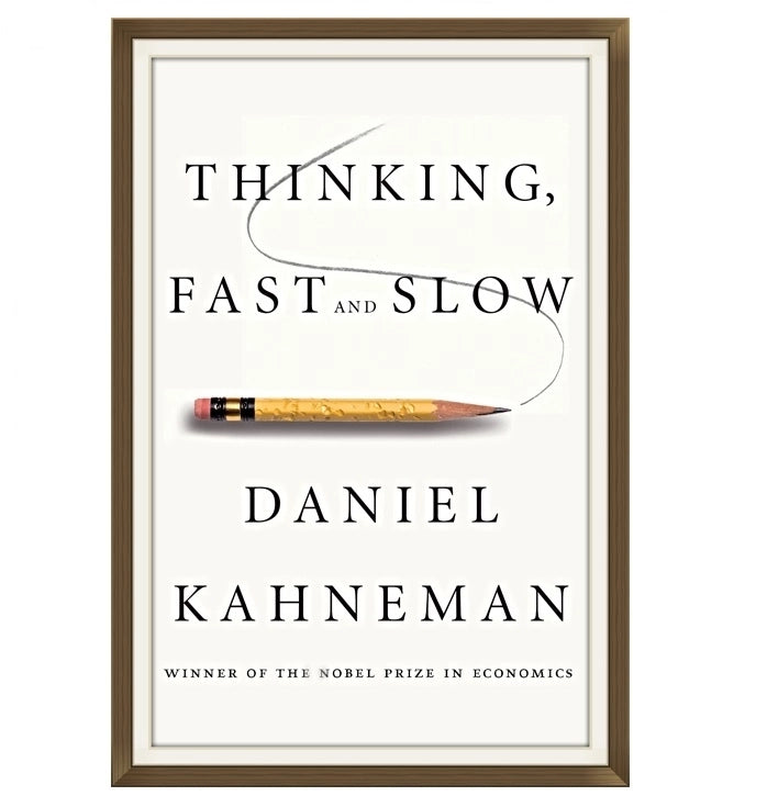 Copertina di Pensieri lenti e veloci di Daniel Kahneman, con una matita gialla appuntita e una traccia grafite ondulata su sfondo bianco, a sottolineare il tema dei processi mentali.
