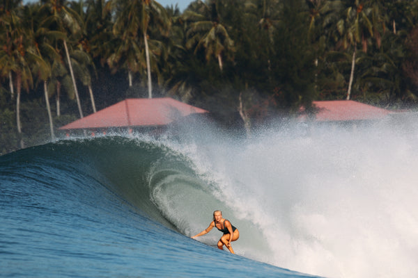 Anne Leerink surfing