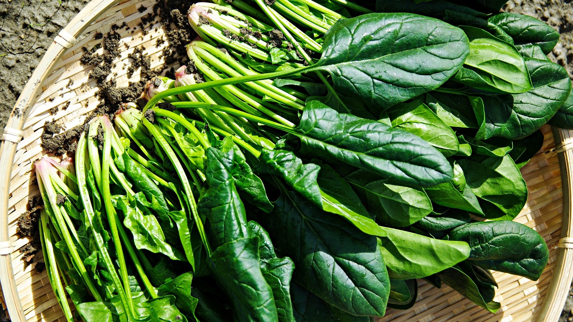 eating spinach for healthy skin