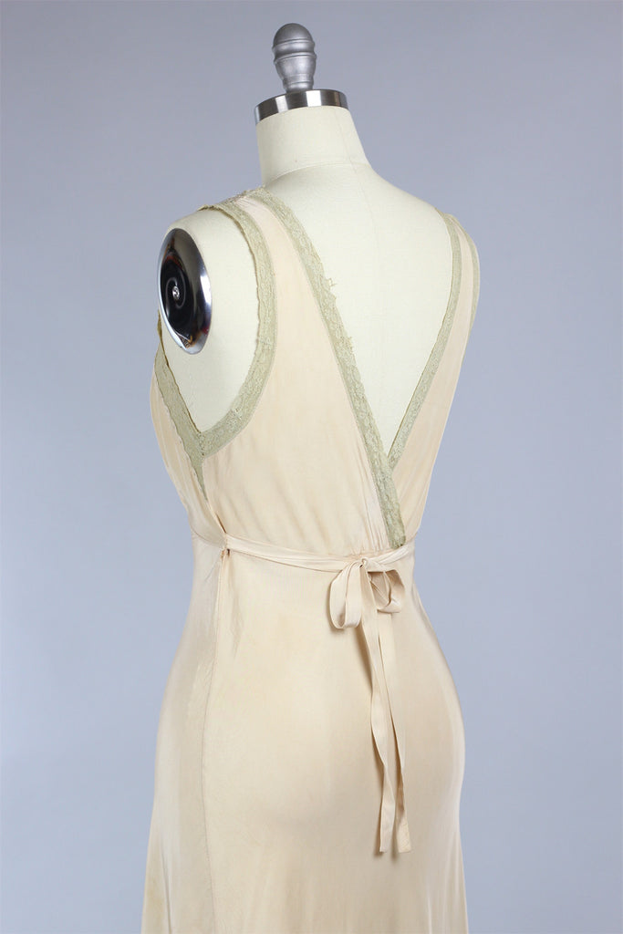 Daphne Rivoire Peach Silk Taffeta 1930s Night Gown | The Vintage Net