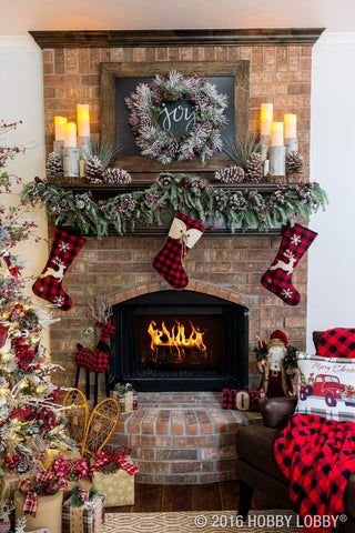Create mountain lodge vibes with our Christmas mantelpiece decor