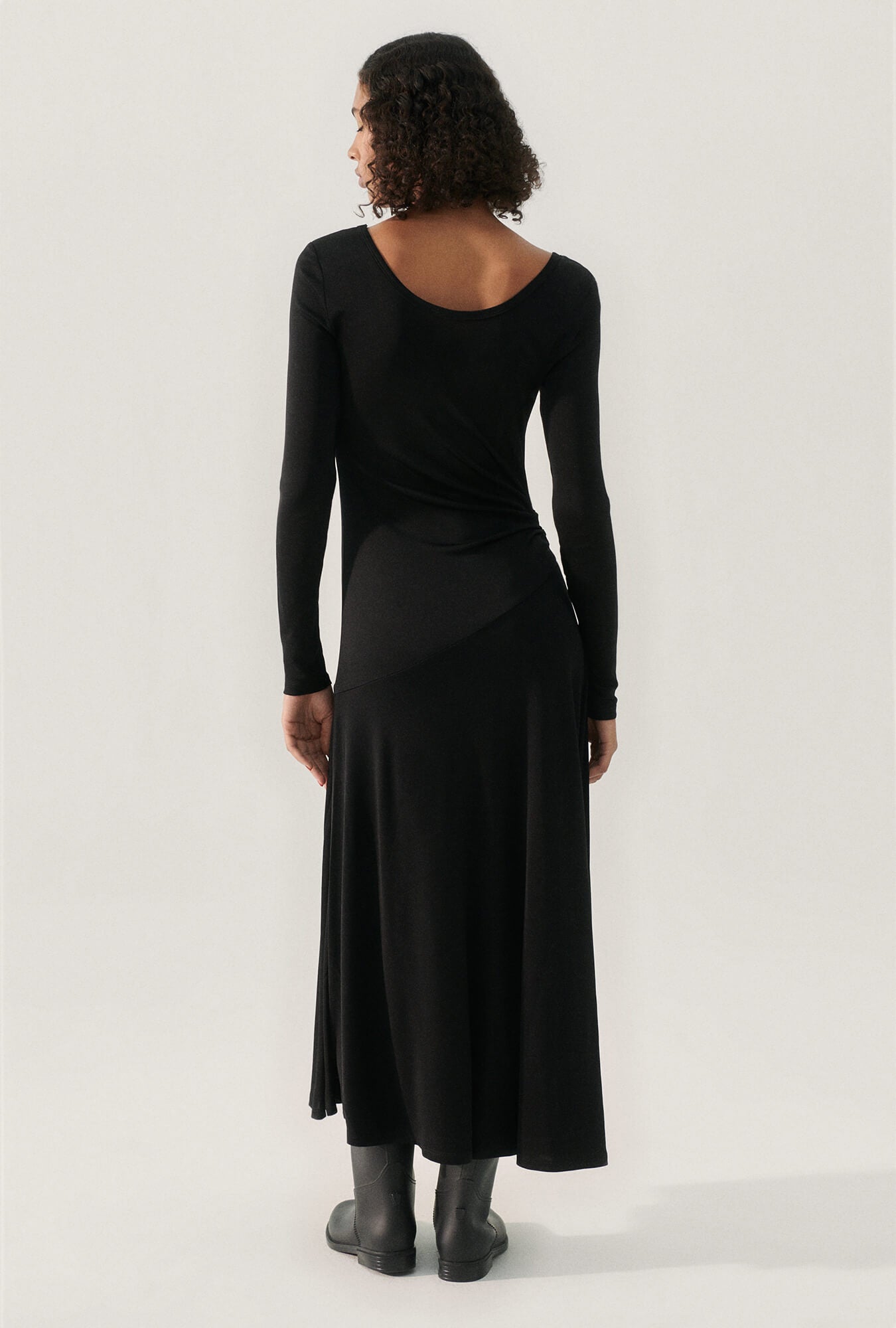 Drop_1_-_ECOM-Master_Re-Size_0000s_0037_060_JERSEY_LONG_SLEEVE_DRESS_BLACK_024