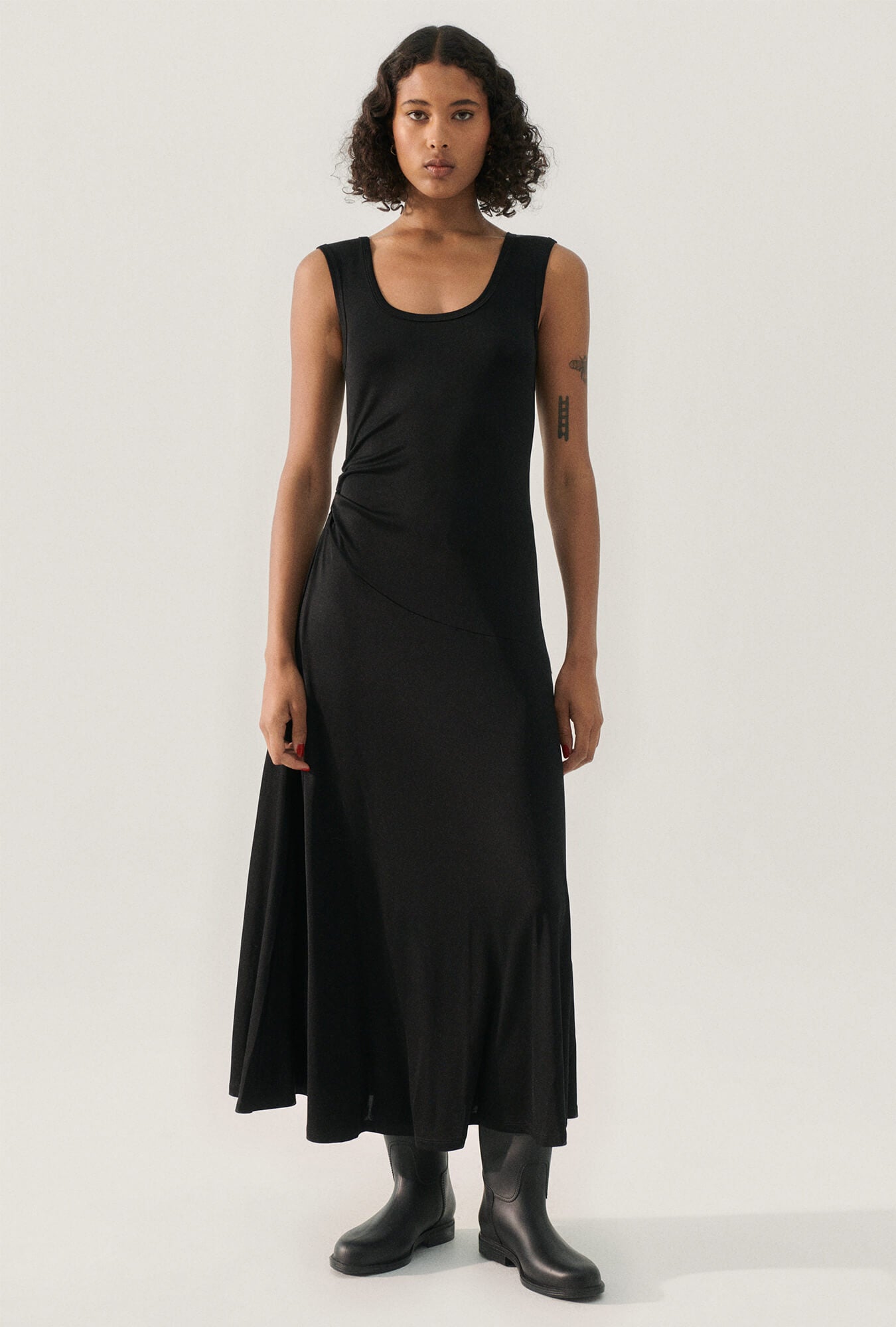 Drop_1_-_ECOM-Master_Re-Size_0000s_0054_062_JERSEY_SLEEVELESS_DRESS_BLACK_003