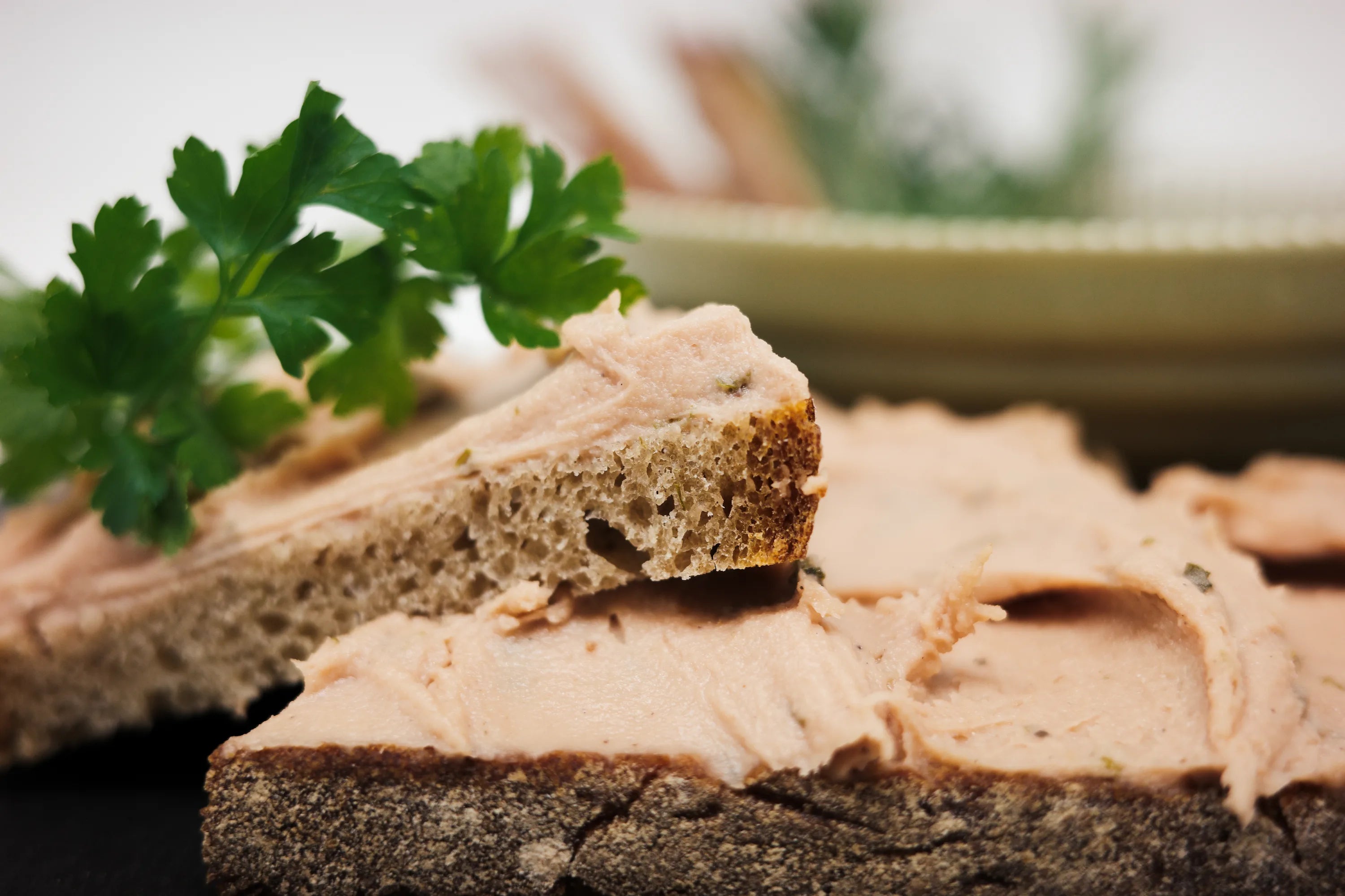 Aufstrich vegan auf einer Brotscheibe.