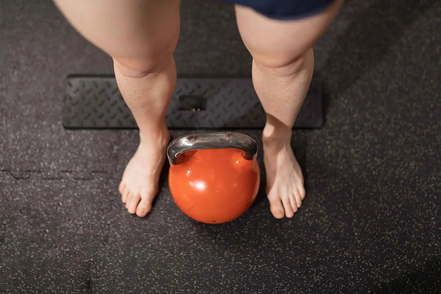 Entrenamiento funcional con pesa rusa descalzo