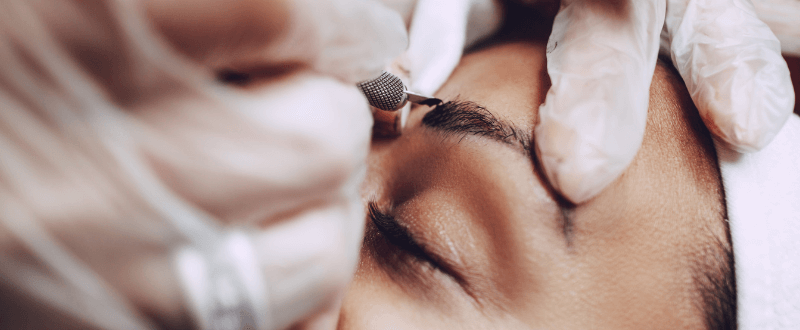 Microblading eyebrows