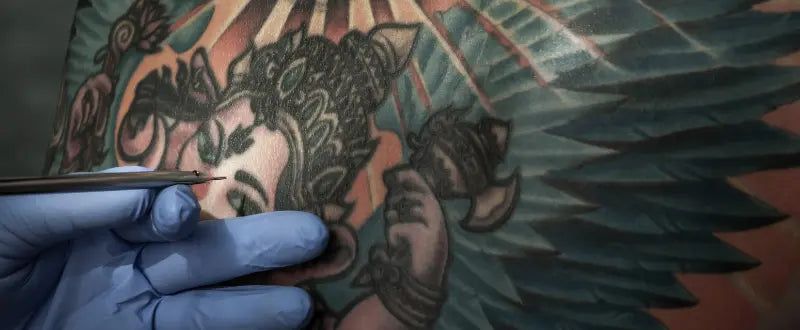 tattooing hyper-realistic tattoo