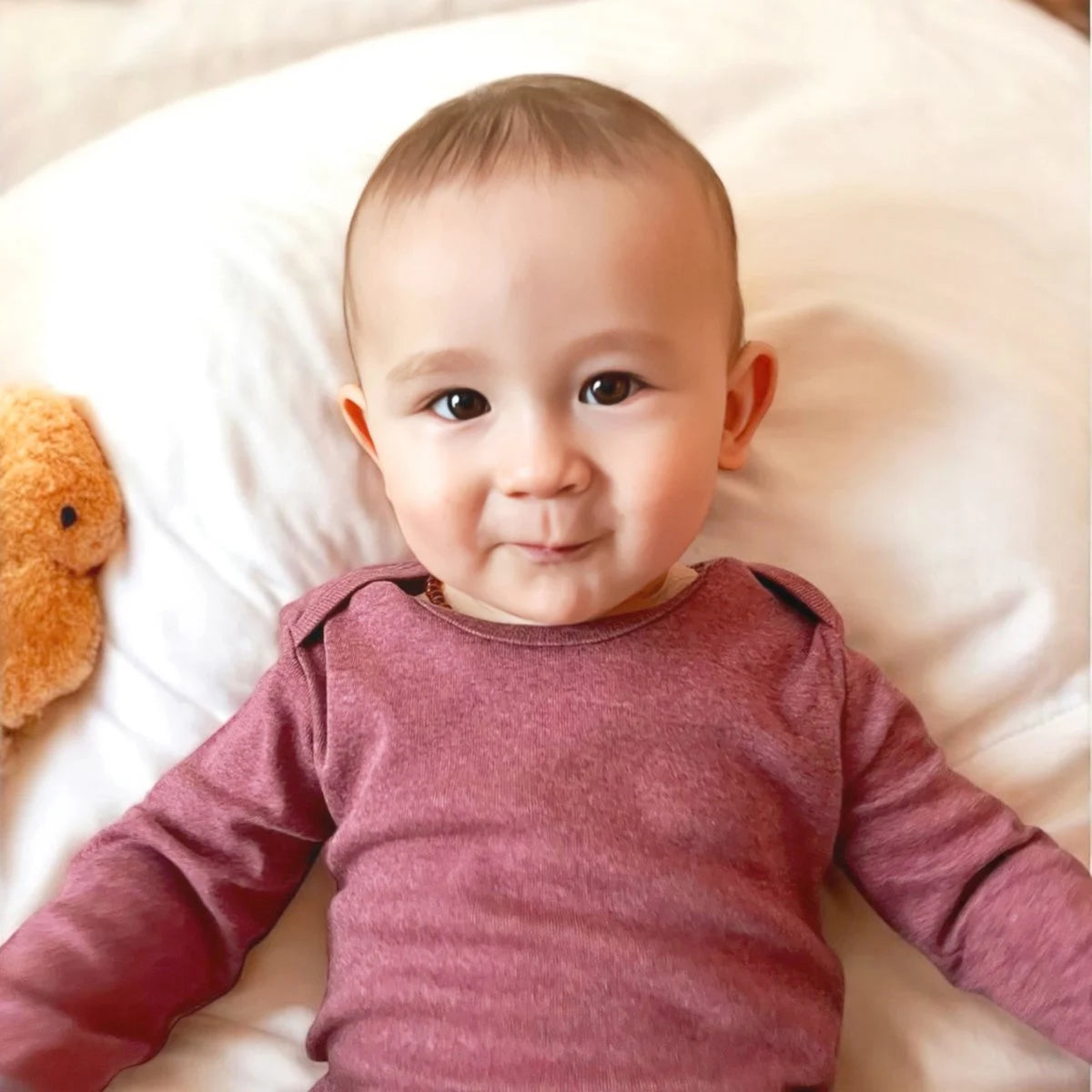 Glückliches Baby trägt nachhaltige Bio-Kinderkleidung