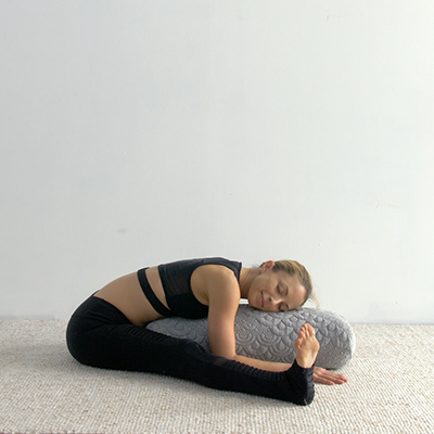 Yoga Bolster Uses 30+ Poses to Adapt Your Home Practice - How to Use a Yoga  Bolster Cushion 