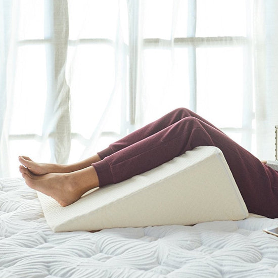 How To Sleep On Your Side With A Wedge Pillow – Hibermate