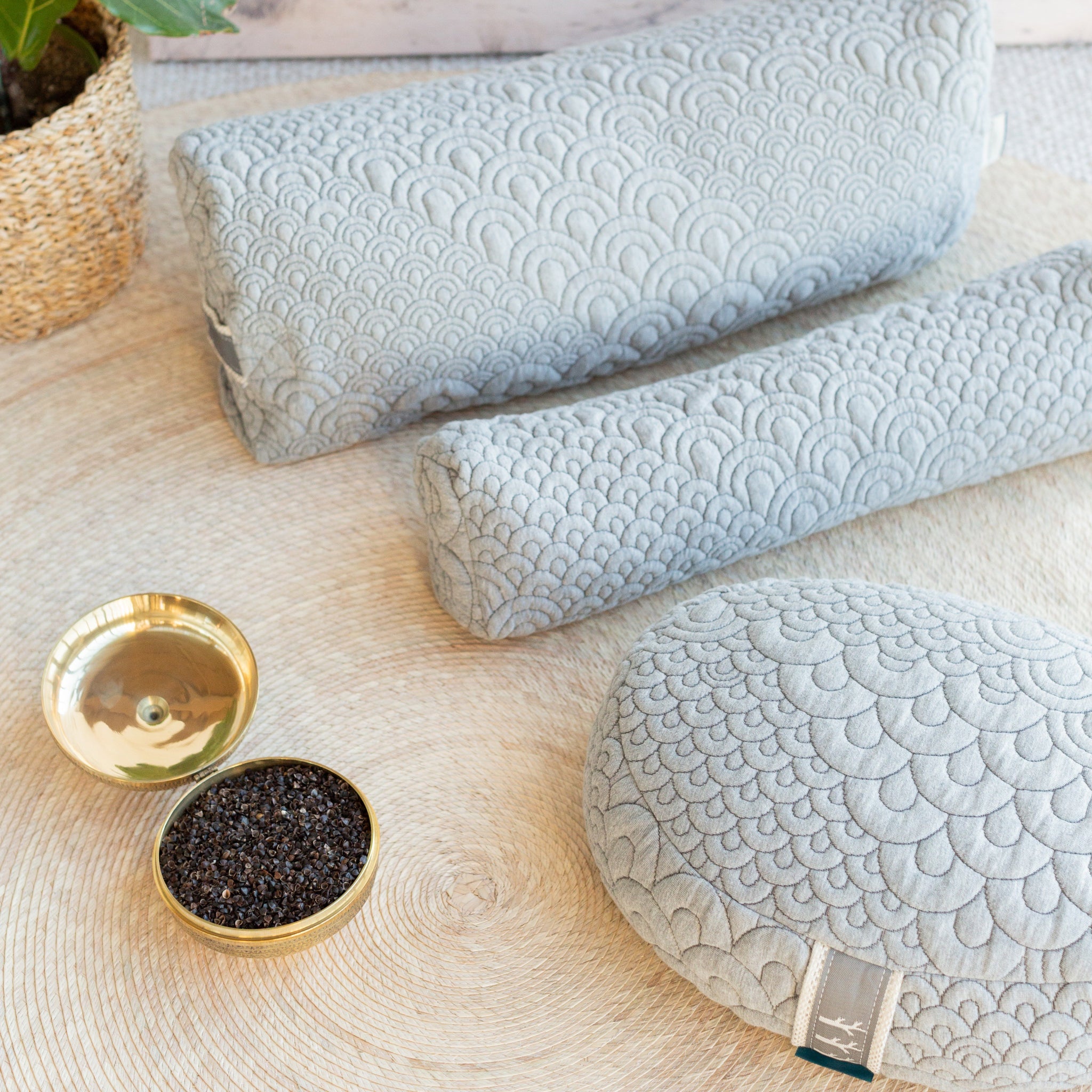 REEHUT Zafu Yoga Meditation Cushion, Round Meditation Pillow Filled with  Buckwheat, Zippered Organic Cotton Cover, Machine Washable - 4 Colors and 3  Sizes