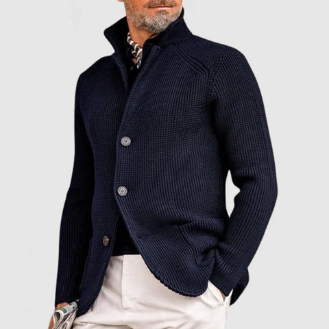 Mann trägt Cardigan