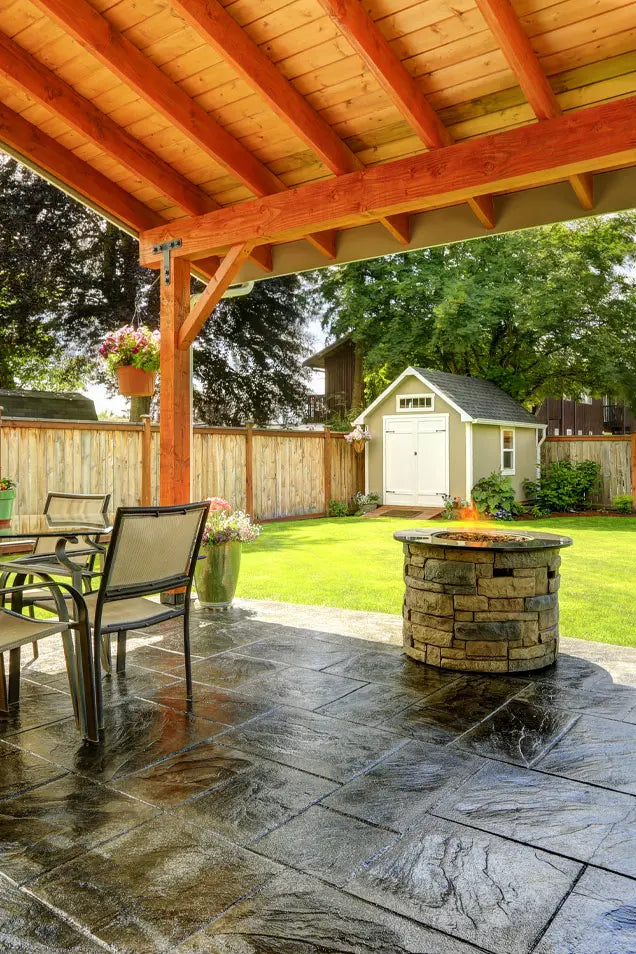 Belle terrasse en béton imprimé après l'application de la résine