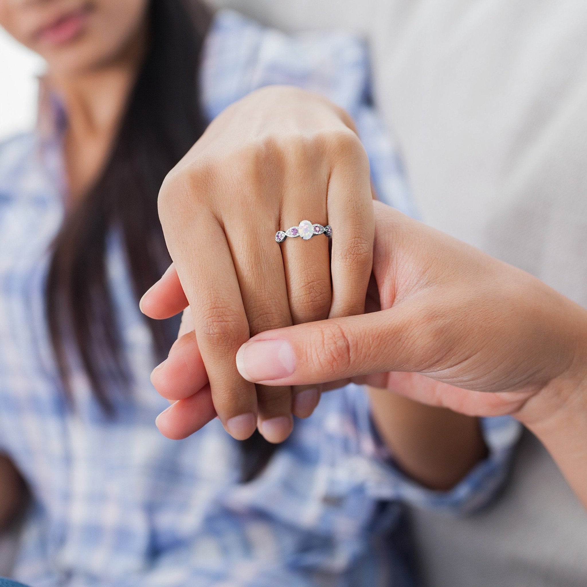 Какое кольцо дарят девушке. Кольцо для Помолвки. Кольцо для предложения девушке. Кольцо на руке девушки. Кольцо на пальце.